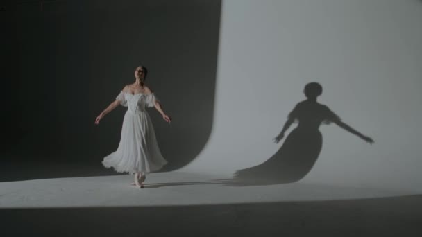Концепция Классической Современной Балетной Творческой Рекламы Портрет Женщины Белом Фоне — стоковое видео