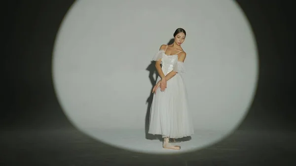 Klasik Modern Bale Yaratıcı Reklam Konsepti Stüdyoda Parlak Bir Spot — Stok fotoğraf