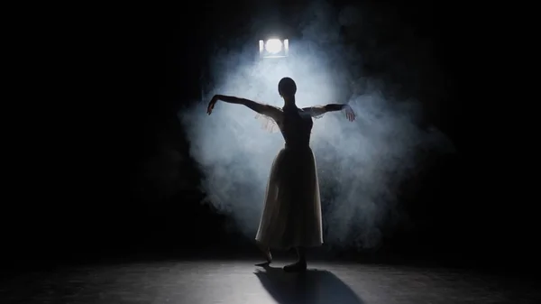 Klassinen Moderni Baletti Luova Mainos Käsite Siluetti Naisen Mustalla Taustalla — kuvapankkivalokuva