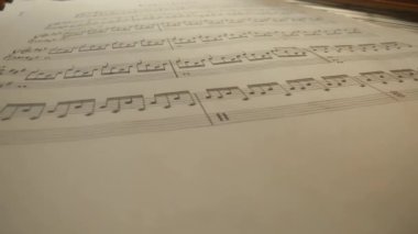 Müzik ve enstrümanlar yaratıcı reklam konsepti. Klasik piyanonun stüdyo çekimini kapat. Piyanonun içinde müzik notaları olan kompozisyon kağıtlarıyla çekilmiş.