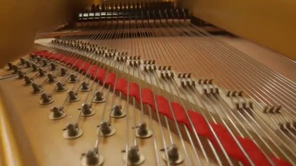 音乐和乐器创意广告的概念 近距离拍摄古典钢琴和音乐家的作品 用木制部件 铁锤在钢琴内射击 敲击声创造旋律 — 图库视频影像