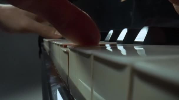 Zene Hangszerek Kreatív Reklám Koncepció Közelkép Stúdió Felvétel Klasszikus Zongora — Stock videók