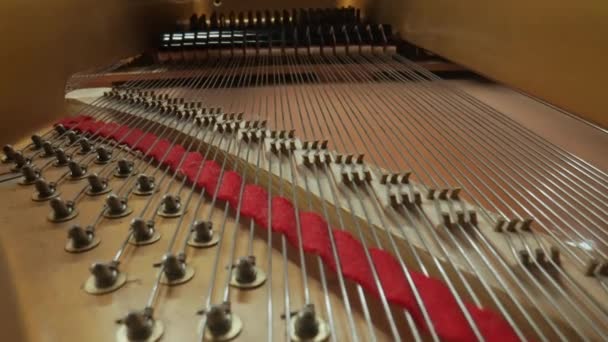 音乐和乐器创意广告的概念 关闭工作室拍摄古典钢琴 用铁锤轻敲琴弦 反映琴键的运动 在钢琴内射击 — 图库视频影像