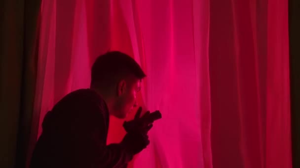 Ein Männlicher Krimineller Mit Einer Waffe Schleicht Sich Ein Fenster — Stockvideo