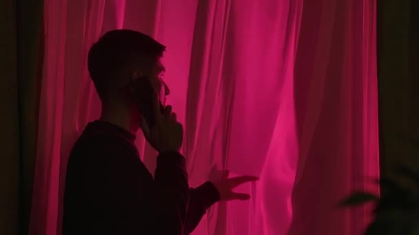 Hombre Hablando Teléfono Inteligente Mirando Por Ventana Parpadeo Luces Rojas — Vídeo de stock