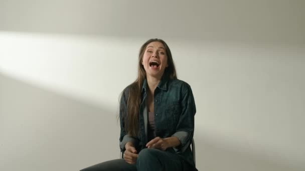 Lidské Extrémní Emoce Kreativní Reklamní Koncept Portrét Atraktivní Modelky Pozitivní — Stock video