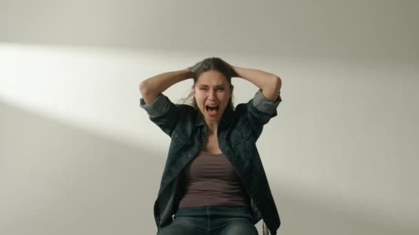 Menneskelige Ekstreme Følelser Kreativ Reklame Koncept Portræt Attraktiv Kvindelig Model – Stock-video