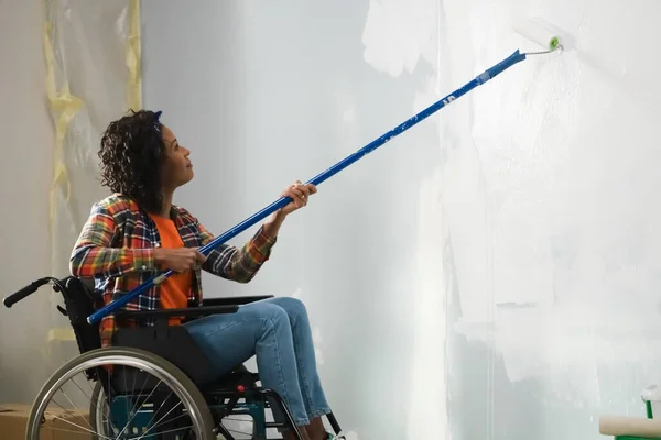 Kuvassa Huone Jossa Korjaus Tehdään Aikuinen Nainen Pyörätuolissa Hän Harjoittaa — kuvapankkivalokuva