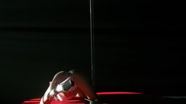 Modern dans tarzı ve koreografi yaratıcı konsepti. Stüdyodaki genç bayan dansçının portresi. Profesyonel striptizci kız silueti kameranın önünde dans ediyor..