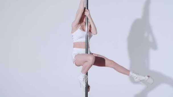 Modern Dans Tarzı Koreografi Yaratıcı Konsepti Stüdyodaki Genç Bayan Dansçının — Stok video