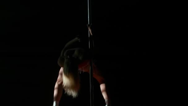 現代ダンススタイルと振付クリエイティブコンセプト スタジオの若い女性ダンサー プロのポールダンサーガールは 現代のポールパフォーマンスを示し ピロンの回転 黒の背景 — ストック動画