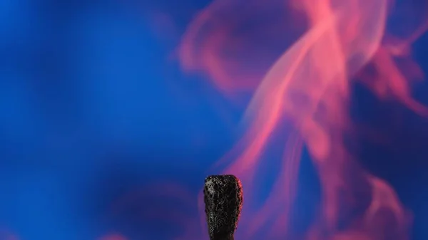 マクロはピンクの煙の黒いチャーターマッチと雲を撮影した ダークスタジオの背景に木の試合を焼いた — ストック写真
