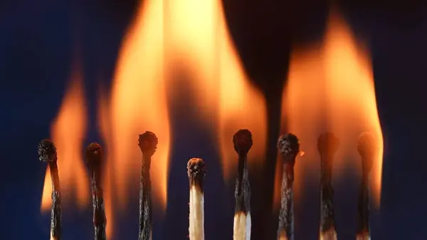 Rij Brandende Lucifers Matcht Het Branden Verlichten Van Donkere Studioruimte — Stockfoto
