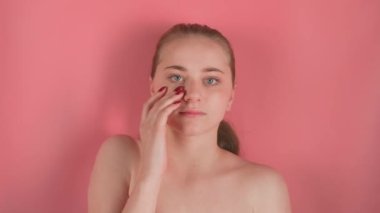 Pembe arka plan makyajsız çekici bir kızı tasvir ediyor. Güya suyun altında yatıyor, kameraya bakıyor ve elini yüzüne dayıyor. Suda yüzü bulanıklaştıran dalgalar var..