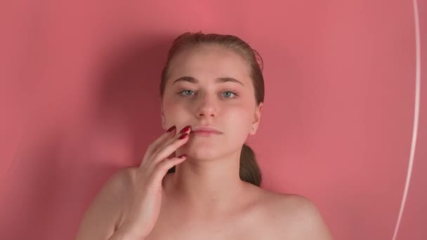 Fond Rose Montre Une Jeune Fille Séduisante Sans Maquillage Elle — Video