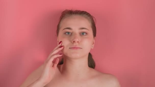 Fondo Rosa Muestra Una Chica Joven Atractiva Sin Maquillaje Ella — Vídeos de Stock