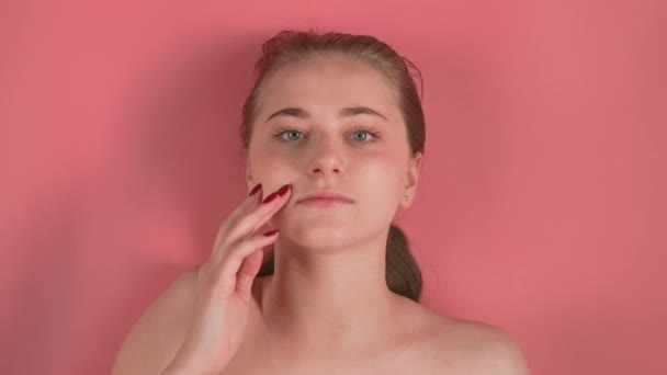 Рожевий Фон Показує Молоду Привабливу Дівчину Макіяжу Вона Лежить Нібито — стокове відео