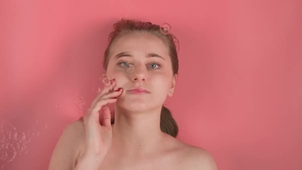 Рожевий Фон Показує Привабливу Дівчину Макіяжу Вона Лежить Нібито Під — стокове відео