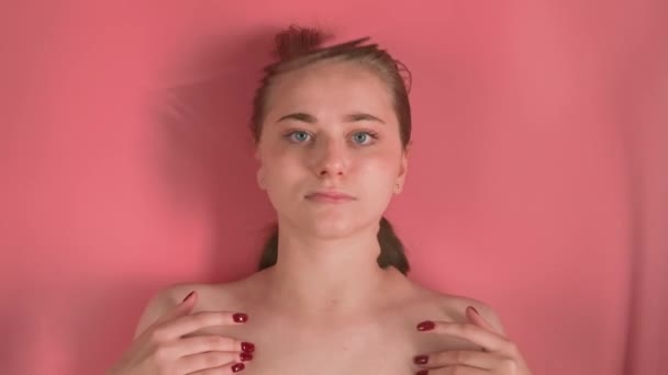 Roze Achtergrond Toont Een Aantrekkelijk Meisje Zonder Make Ligt Zogenaamd — Stockvideo
