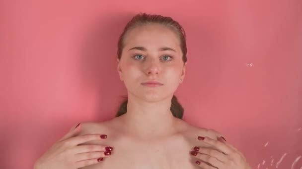 Fondo Rosa Muestra Una Chica Atractiva Sin Maquillaje Ella Yace — Vídeos de Stock