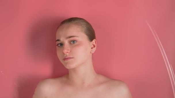 Fundo Rosa Mostra Uma Menina Jovem Atraente Sem Maquiagem Ela — Vídeo de Stock