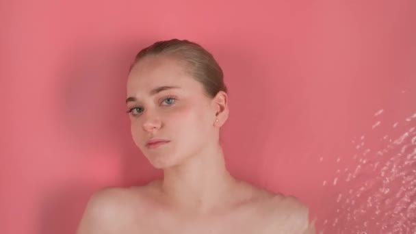 Den Rosa Bakgrunden Visar Ung Attraktiv Flicka Utan Makeup Hon — Stockvideo