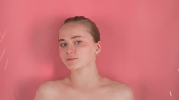 Pink Background Shows Attractive Girl Makeup She Lies Ostensibly Underwater — Stock Video