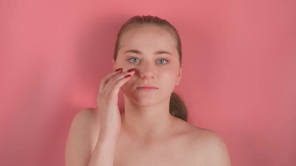 Ροζ Φόντο Δείχνει Ένα Νεαρό Ελκυστικό Κορίτσι Χωρίς Μακιγιάζ Είναι — Αρχείο Βίντεο