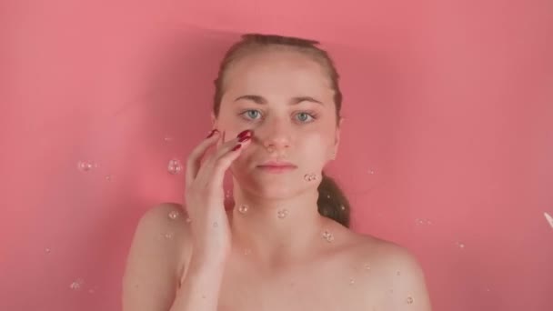 Imagen Sobre Fondo Rosa Muestra Una Chica Atractiva Sin Maquillaje — Vídeos de Stock