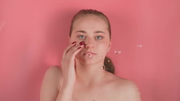 Image Sur Fond Rose Montre Une Jolie Fille Sans Maquillage — Video