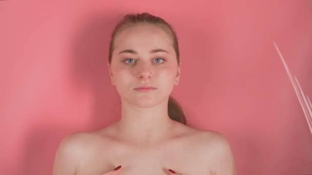 Fundo Rosa Mostrar Uma Menina Atraente Jovem Sem Maquiagem Ela — Vídeo de Stock