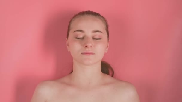 Рожевому Тлі Молода Дівчина Макіяжу Вона Нібито Лежить Під Водою — стокове відео