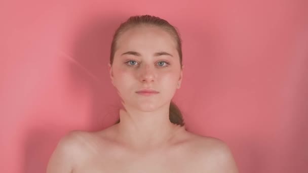 Рожевий Фон Зображує Молоду Вільну Від Макіяжу Дівчину Вона Лежить — стокове відео