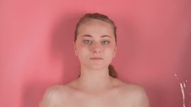 Den Rosa Bakgrunden Visar Attraktiv Flicka Utan Makeup Hon Ligger — Stockvideo