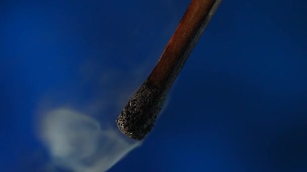 Den Brinnande Tändstickan Visar Slät Släckning Dunklar Försvinner Röken Blå — Stockvideo