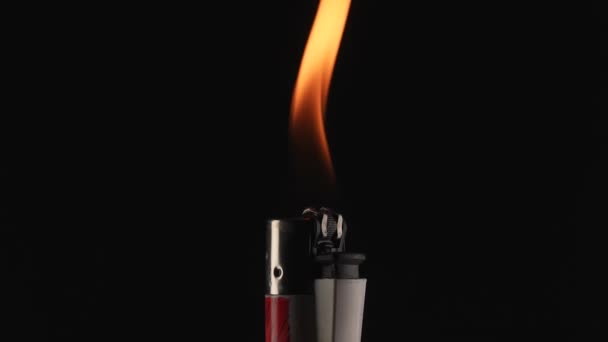 Brennendes Feuerzeug Auf Schwarzem Hintergrund Makroaufnahme Einer Feuerzunge Die Durch — Stockvideo