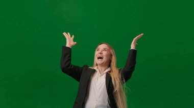 Sorun çözme konseptinde hayal gücü. Yeşil arka planda izole edilmiş bir kadın portresi. Üstünde ampuller var. Düşünen kız kafasında fikirler bekliyor, sonuç yok, ışığı olmayan lambalar..