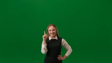 Sorun çözme konseptinde hayal gücü. Yeşil arka planda izole edilmiş bir kadın portresi. Üstünde ampuller var. Kız kameraya bakıp gülümsüyor. Fikri var, lamba yanıyor.