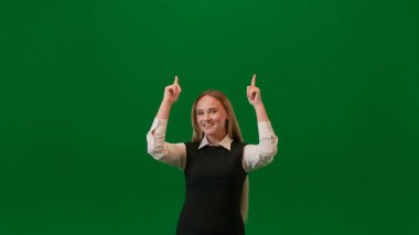 Sorun çözme konseptinde hayal gücü. Yeşil arkaplanda dijital metinle izole edilmiş kadın portresi. Düşünen kız, parmak kaldırma fikri, arkada büyük bir fikir metni..