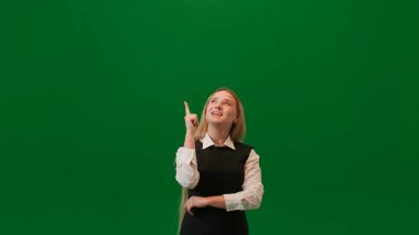 Yaratıcı kavram çözmede hayal gücü. İzole edilmiş arka planda, üzerinde ampul çizimi olan bir kızın portresi. Düşünen kızlar, mutlu yüz bulma fikri parmak kaldırma, lamba yakma.