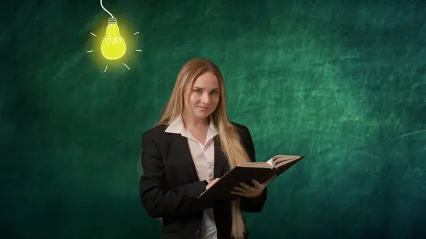 对问题解决概念的想象 在绿色背景灯泡上孤立的女性画像 顶部的图像 女孩站在那里看书 她想起来了就竖起手指头 点着灯 — 图库照片