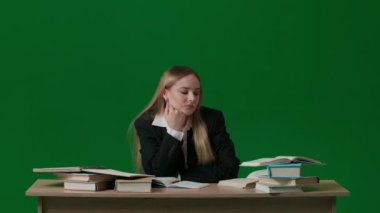 Beyin fırtınası ve problem çözme konsepti. Krom anahtar yeşil ekranda kadın portresi. Masada oturan kız, arıyor, fikir buluyor, parmağını kaldırıyor, kafasının üstünde lamba yanıyor..