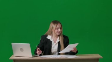 Beyin fırtınası ve problem çözme konsepti. Krom anahtar yeşil ekranda kadın portresi. Masada oturan bir kız, belgelerle çalışıyor, olumsuz yüz ifadesi, iç çekme ve omuz silkme..