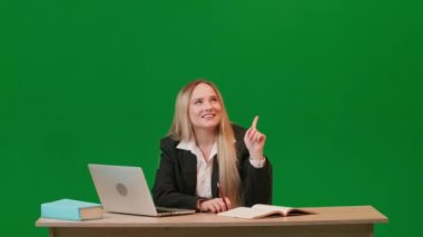 Beyin fırtınası ve problem çözme konsepti. Krom anahtar yeşil ekranda kadın portresi. Resepsiyonda çalışan kız, fikirleri merak ediyor, azını reddediyor ve mükemmel eşleşmeyi seçiyor, lamba yanıyor..