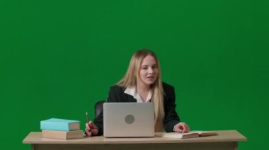 Beyin fırtınası ve problem çözme konsepti. Krom anahtar yeşil ekranda kadın portresi. Dizüstü bilgisayarla çalışan kız merak ediyor, fikir buluyor ama reddediyor ve bundan şüphe ediyor. Lamba başımın üstünde yanıyor..