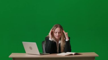 Beyin fırtınası ve problem çözme konsepti. Krom anahtar yeşil ekranda kadın portresi. Masadaki kız kafa kafaya verip kafa yoruyor, fikirler buluyor, en iyi çözümü seçiyor, lamba yanıyor..