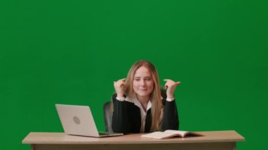 Beyin fırtınası ve problem çözme konsepti. Krom anahtar yeşil ekranda kadın portresi. Masadaki kız kafaya sert dokunuşlar düşünüyor, fikirler buluyor ama ilhamı kaybediyor, yukarıdaki lamba yanıyor..