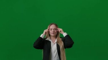 Beyin fırtınası ve problem çözme konsepti. Krom anahtar yeşil ekranda kadın portresi. Düşünen kız kapalı gözlerle merak ediyor, fikri buluyor, ellerini kaldırıyor, kafasının üstünde lamba yanıyor..