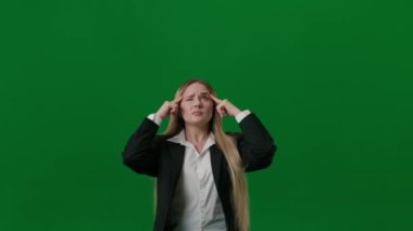 Beyin fırtınası ve problem çözme konsepti. Krom anahtar yeşil ekranda kadın portresi. Kapalı gözlerle düşünen, şakaklara masaj yapan, çözüm bulamayan, üzgün yüzlü bir kız..