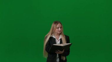 Beyin fırtınası ve problem çözme konsepti. Krom anahtar yeşil ekranda kadın portresi. Kız ayakta kitap okuyor, fikri buluyor parmağını kaldırıyor, kafasında lamba yanıyor, olumlu ifade var..